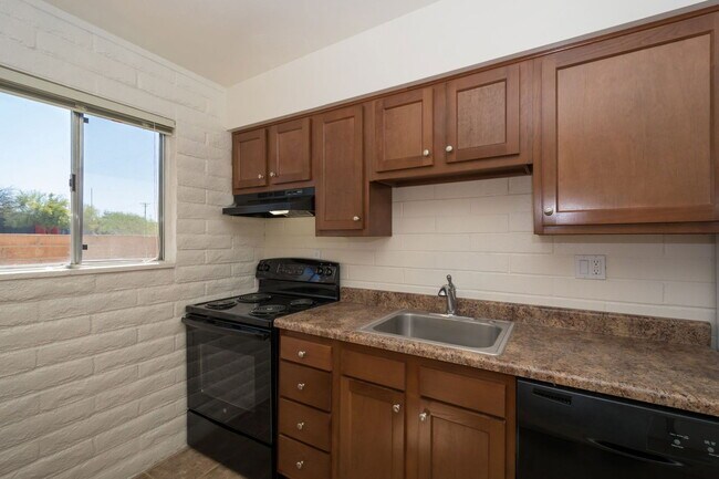 Building Photo - 4557 E Bellevue St