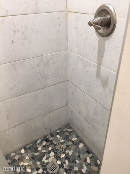 Building Photo - 2400 Perry St