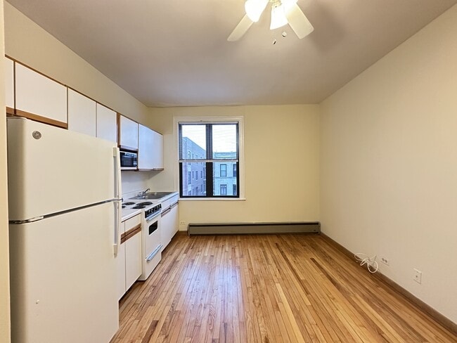 Building Photo - 640 W Barry Ave