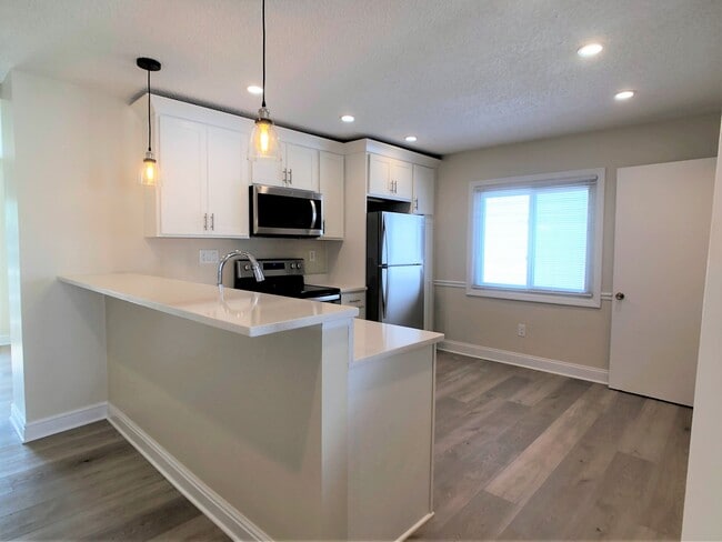 Building Photo - Large House with A/C, deck, updated kitchen, laundry, pet friendly September 1st