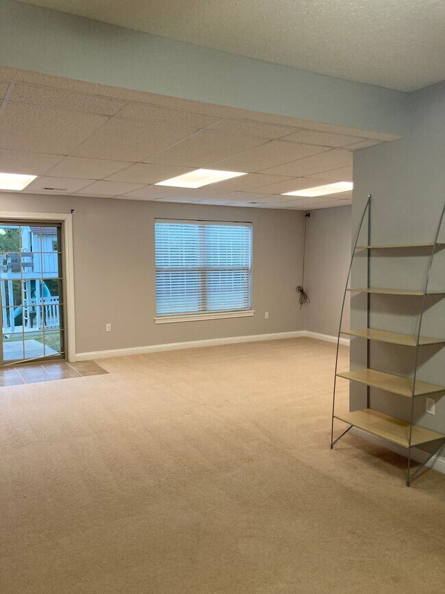 Building Photo - 100 Twin Lakes Dr