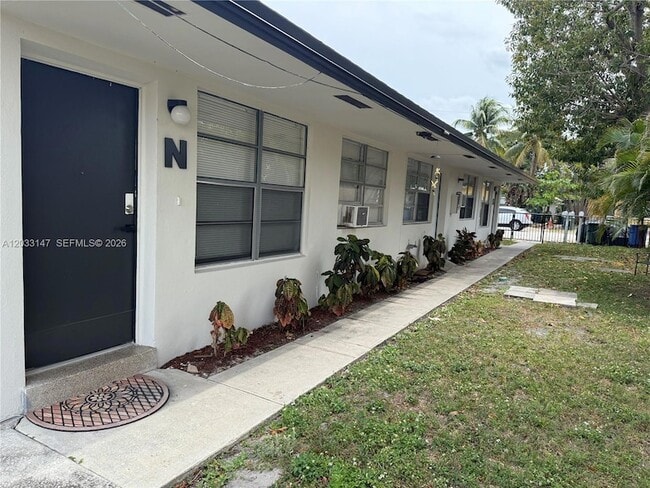 Building Photo - 883 NE 40th St