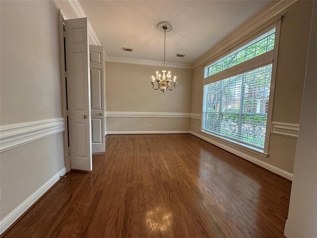 Building Photo - 17 Ambleside Crescent Dr