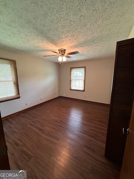 Building Photo - 145 Redwood Cir