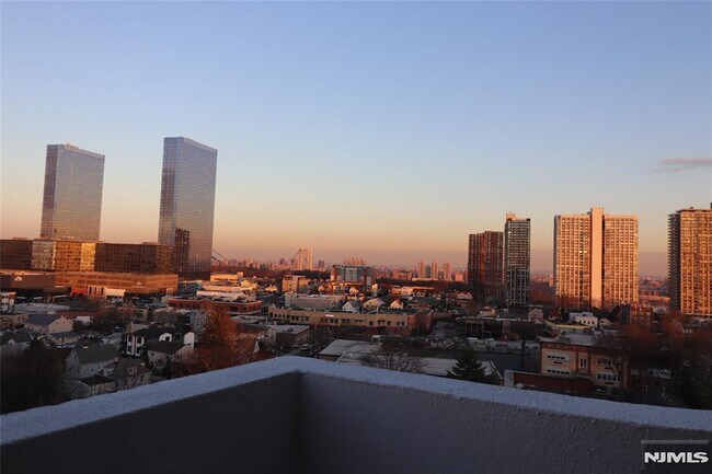 Building Photo - 1600 Center St