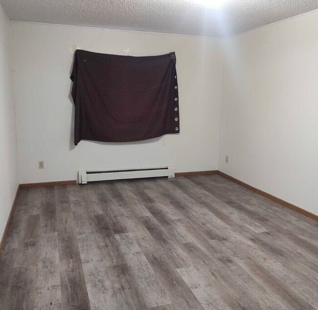 Building Photo - $1,100 | 2 Bedroom, 1 Bathroom Apartment |...