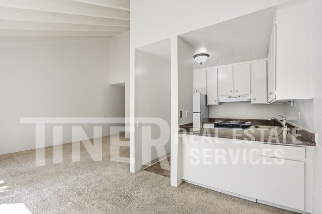 Building Photo - 730 Woodside Ln E