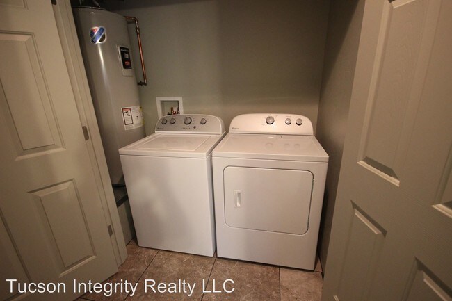 Building Photo - 720 E Lester St