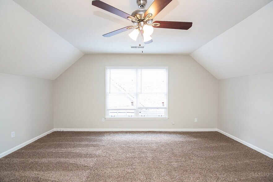 Building Photo - 8159 Creekside Cir N