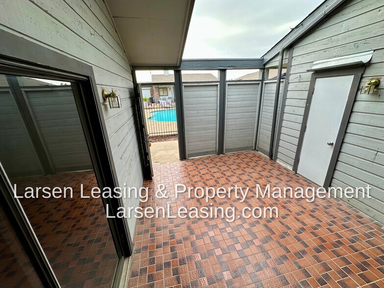 Private patio entry - 628 Bellaire Dr