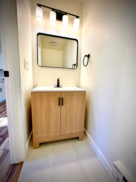 Building Photo - 640 5th Ave S