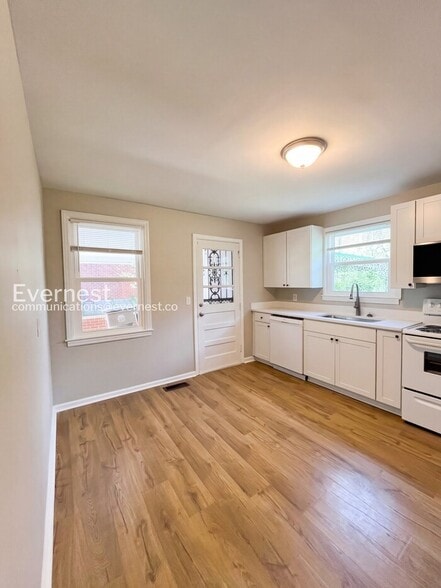 Building Photo - 3233 Southlake Dr