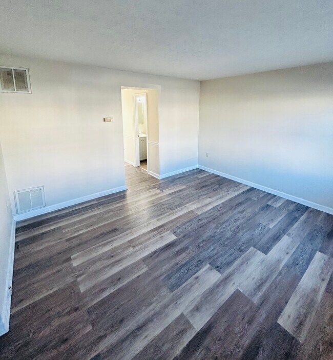 Living Room - 508 Yorktowne Pl