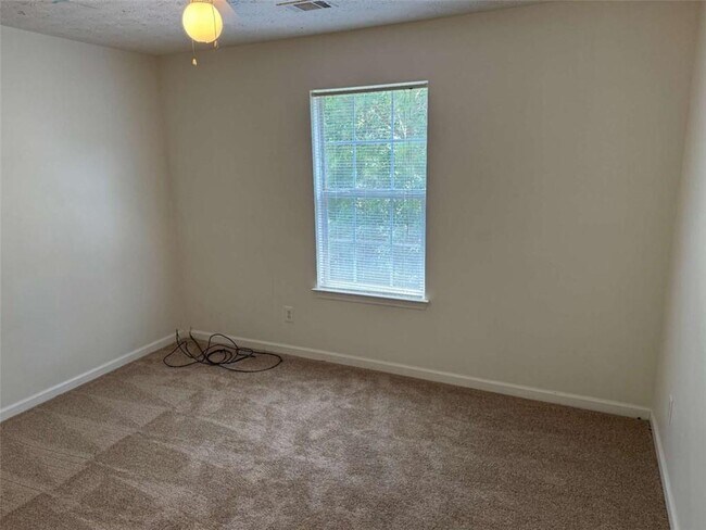 Building Photo - 356 Springbottom Dr SE