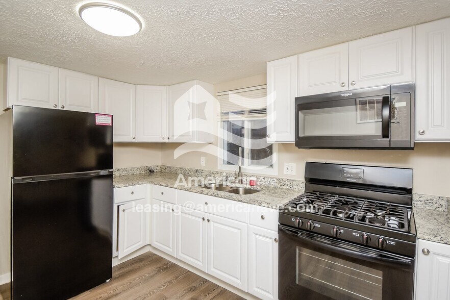 Building Photo - 1227 E 4th St