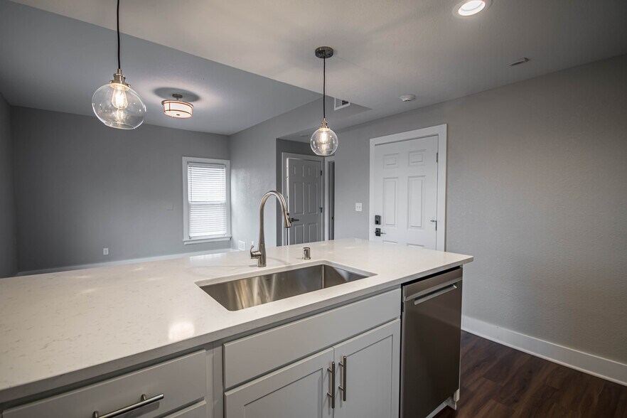 Building Photo - 1659 N Van Buren St