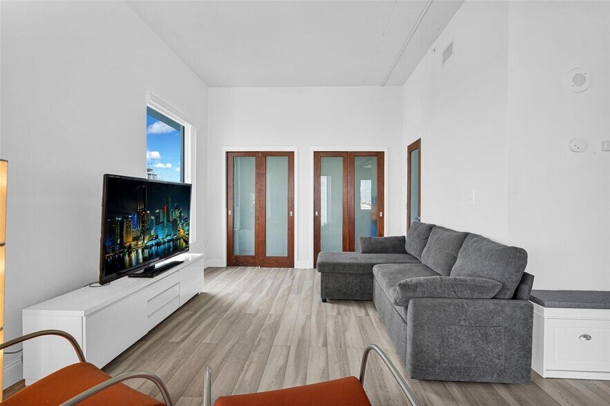 Building Photo - 10 SW South River Dr