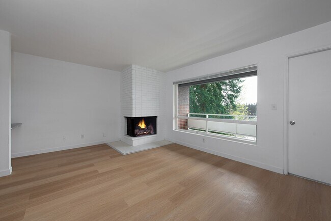 Building Photo - Top-Floor 2bed/1bath Apartment in Prime Redmond Location!