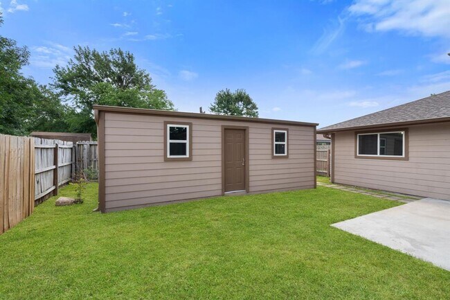 Building Photo - 13834 Fleur De Lis Blvd