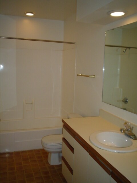 Building Photo - Convenient Location!! Spacious Bedrooms! S...