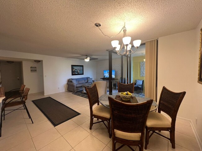 Building Photo - Furnished 2 bedroom 2 Bath condo in a Wond...