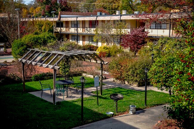 Building Photo - 807 W Trinity Ave