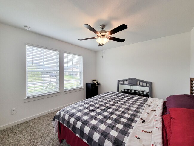 Building Photo - This stunning 4-bedroom, 2-bathroom Rosharon lease features modern upgrades, an open-concept layo...