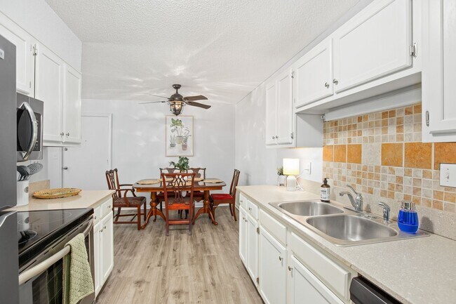 Building Photo - Furnished 1-Bedroom Condo with Modern Upda...