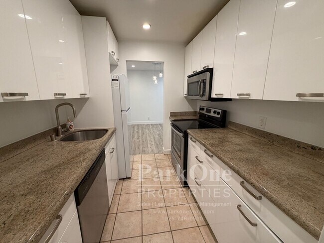 Building Photo - Spacious Condo Near Downtown Walnut Creek Available Now!