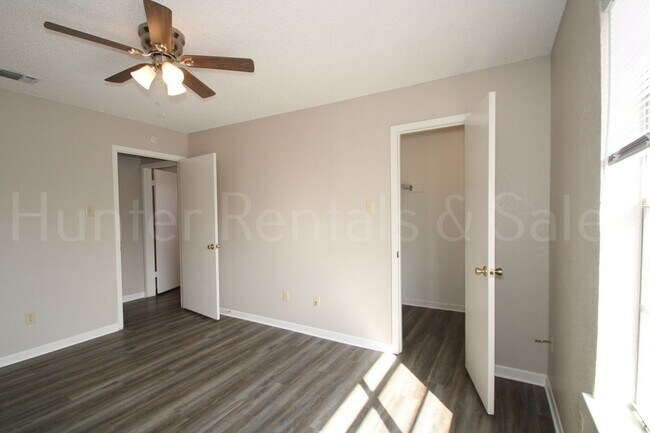 Building Photo - Move-In Today!