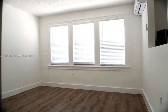 Building Photo - 501 SW 6th Ct