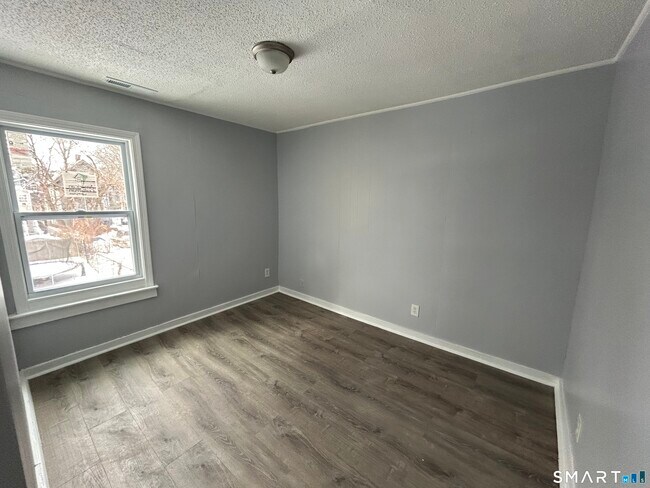 Building Photo - 18 Wilson St