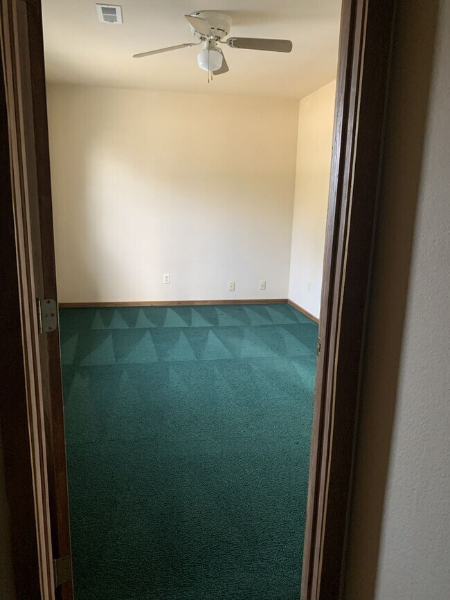 Building Photo - Charming Lakeview Duplex for Rent!