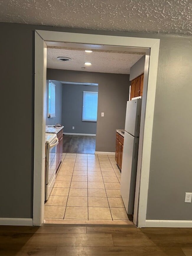 Building Photo - 3 Bedroom, 2 Bath Ranch Home w/Central Air
