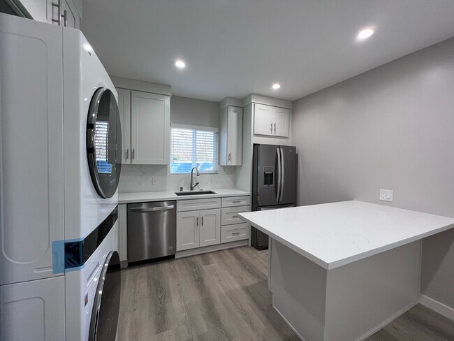 Full size kitchen - 23922 Archwood St