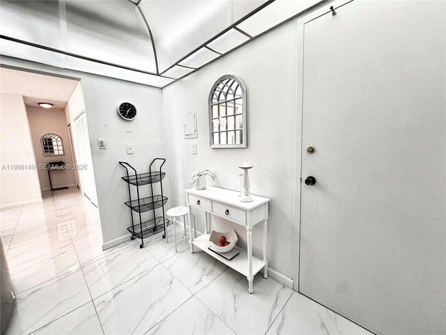 Building Photo - 500 Bayview Dr