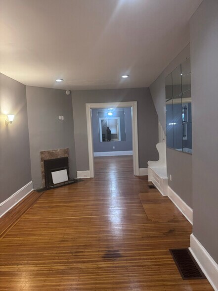 Primary Photo - 2233 N Park Ave