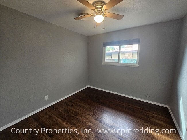Building Photo - Garden Tract 3-Bedroom House with Hardwood...