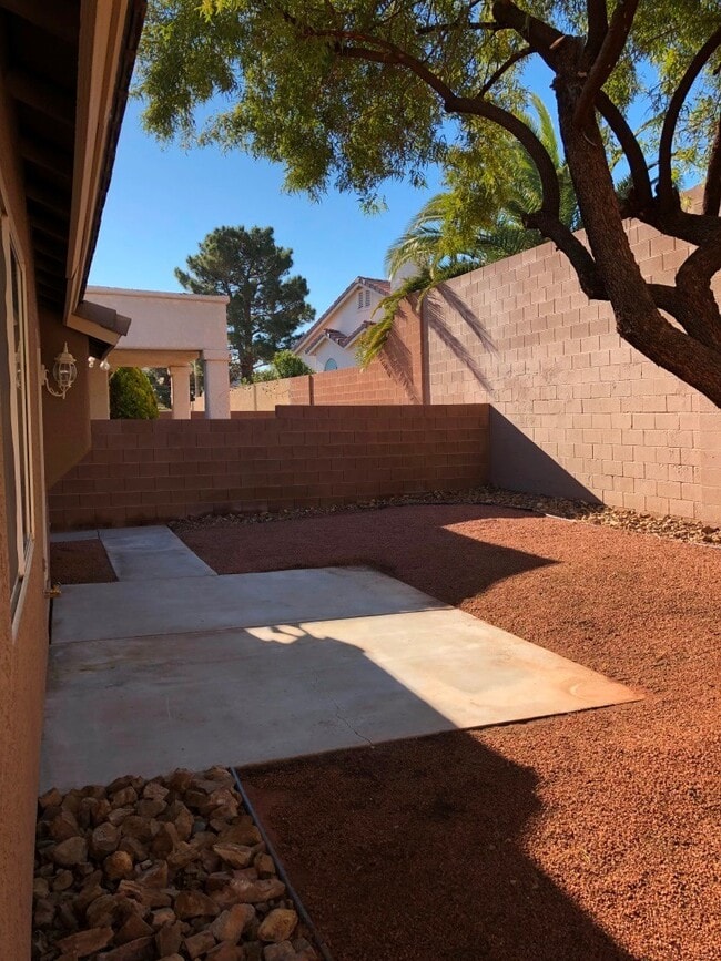 Building Photo - Beautiful Single Story Home