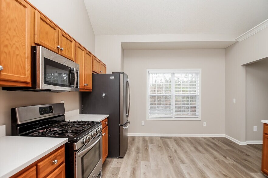 Building Photo - 5727 Newnan Cir