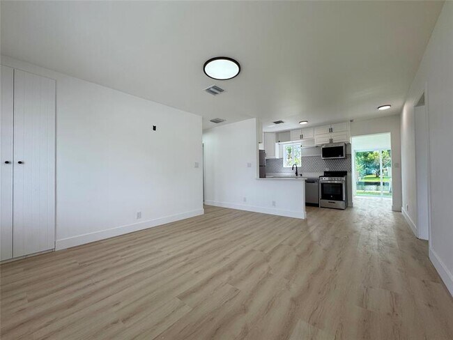Building Photo - 1008 Mango Isle