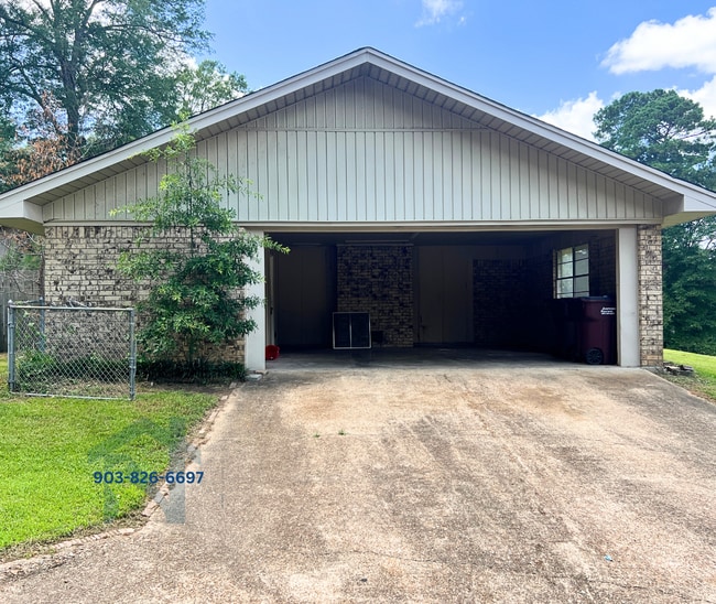Building Photo - 314 Pin Oak St