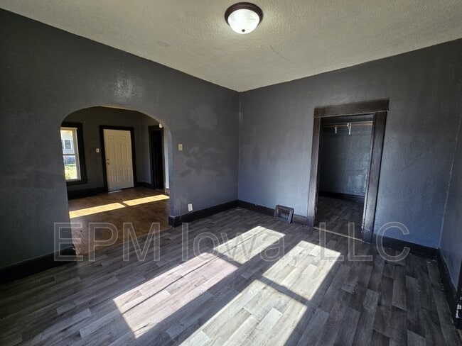 Building Photo - 206 Clay St