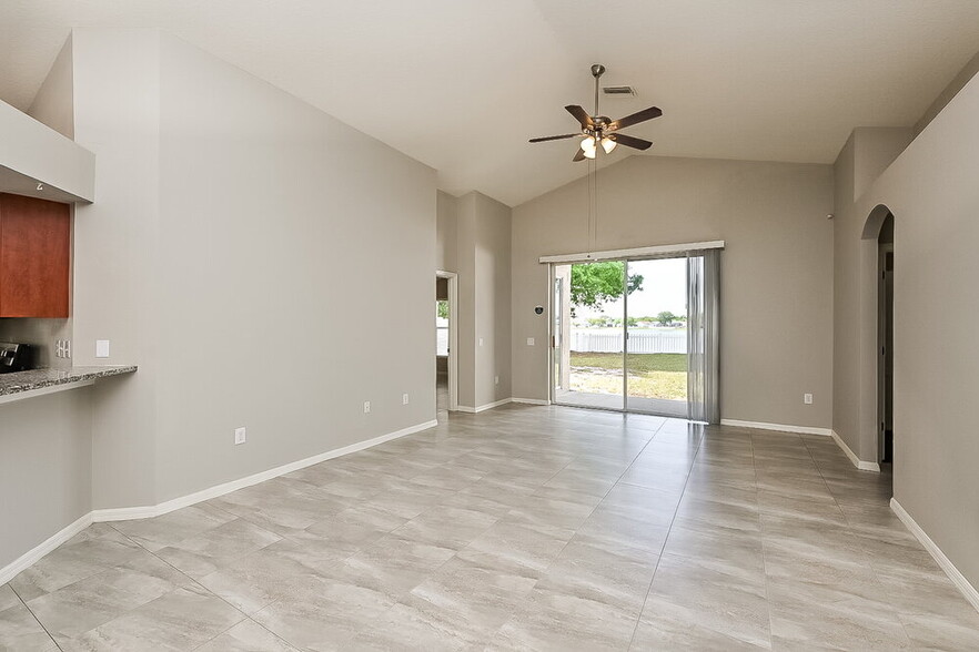 Building Photo - 12903 Lake Vista Dr