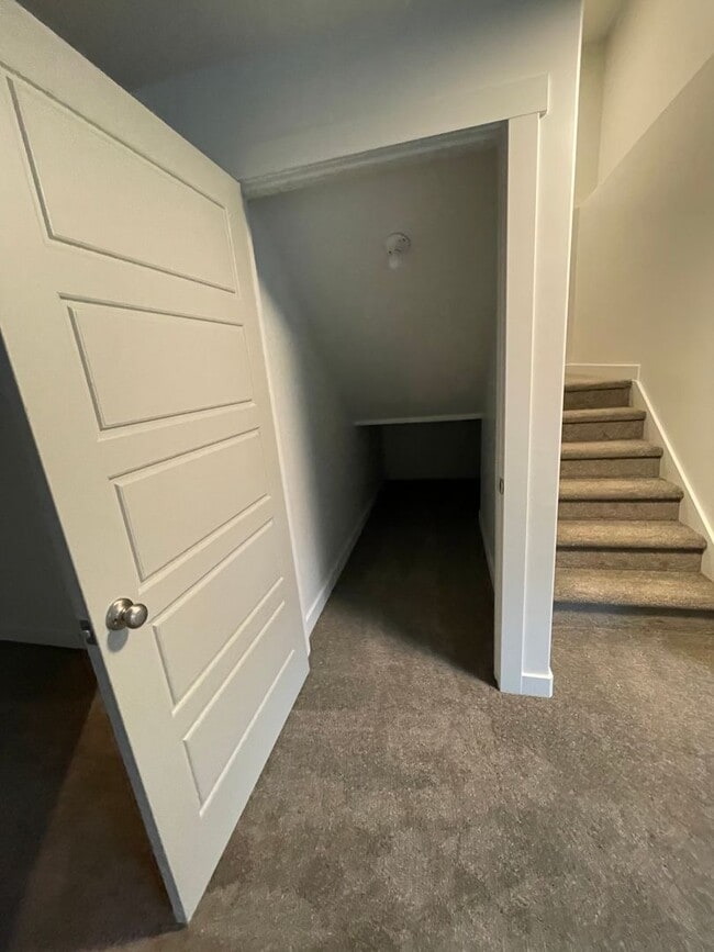 Building Photo - Modern home!