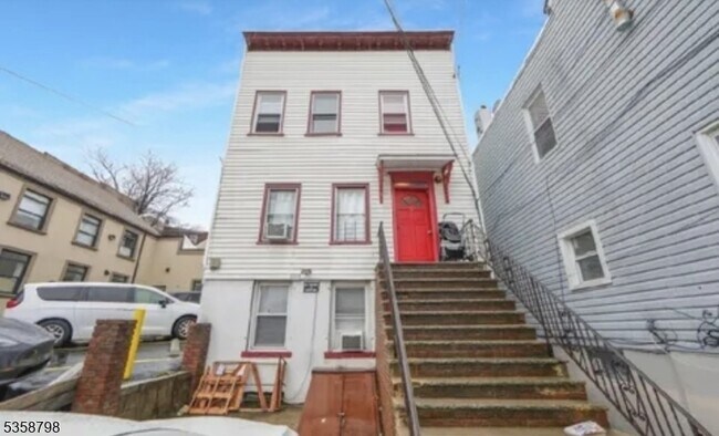 Primary Photo - 22 Elm St