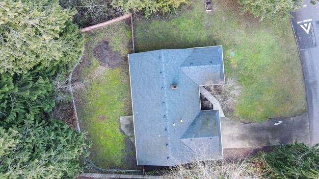 Building Photo - Classic rambler has 3 bedrooms, 1.75 baths, North Thurston School District
