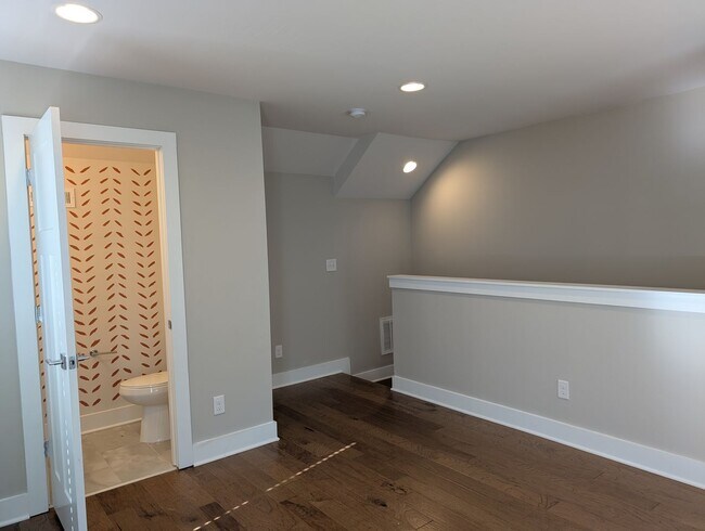 Building Photo - End-unit townhome in Bryant Park Terrace! 2-beds, 2-full baths, and 2-half baths.