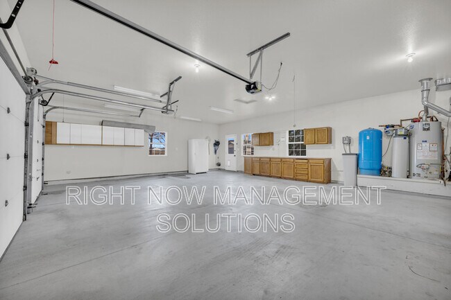 Building Photo - 8054 Ustick Rd