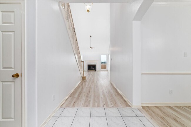 Building Photo - 304 Lago Vista St